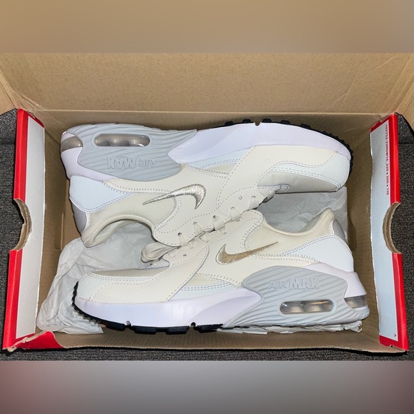 New Women’s Size 9 Nike Air Max Excee Shoes